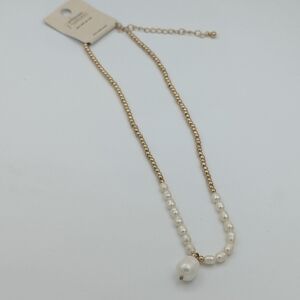 Elegant Gold and Pearl Necklace
